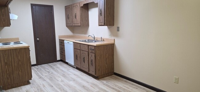 Building Photo - 2000 Square feet Duplex Southeast! $1195