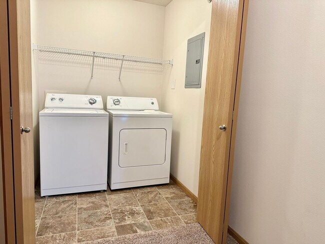 Building Photo - Walk Out Patio - 2 Bedroom 2 Bath