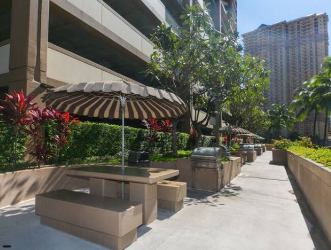 Building Photo - Renovated Fully Furnished 1 Bedroom at Dis...