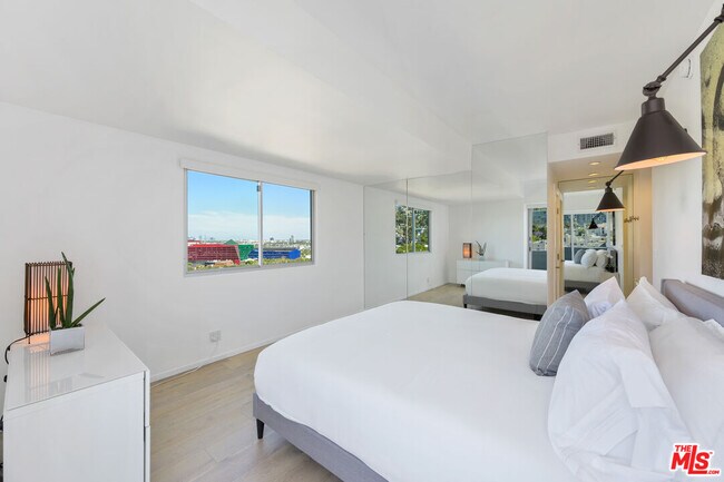 Building Photo - 838 N Doheny Dr