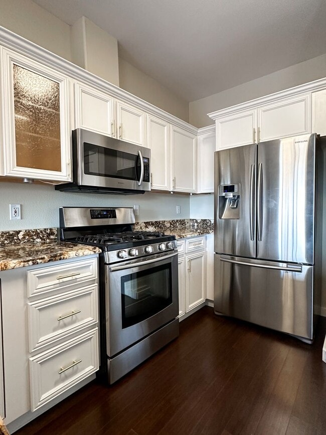 Primary Photo - Beautiful Duplex, High End Finishes with L...