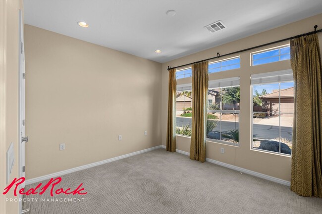 Building Photo - Sun River 2 Bedroom Home with Bonus Den! F...