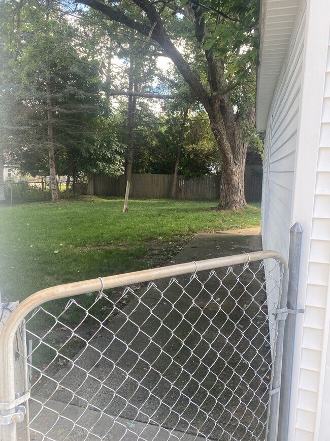 Building Photo - 2 bed, 1 bath ranch with partially finished basement & garage