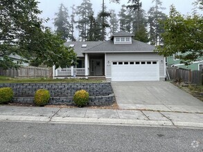 Building Photo - Lovely Single Story 3 Bedroom Home. Small ...