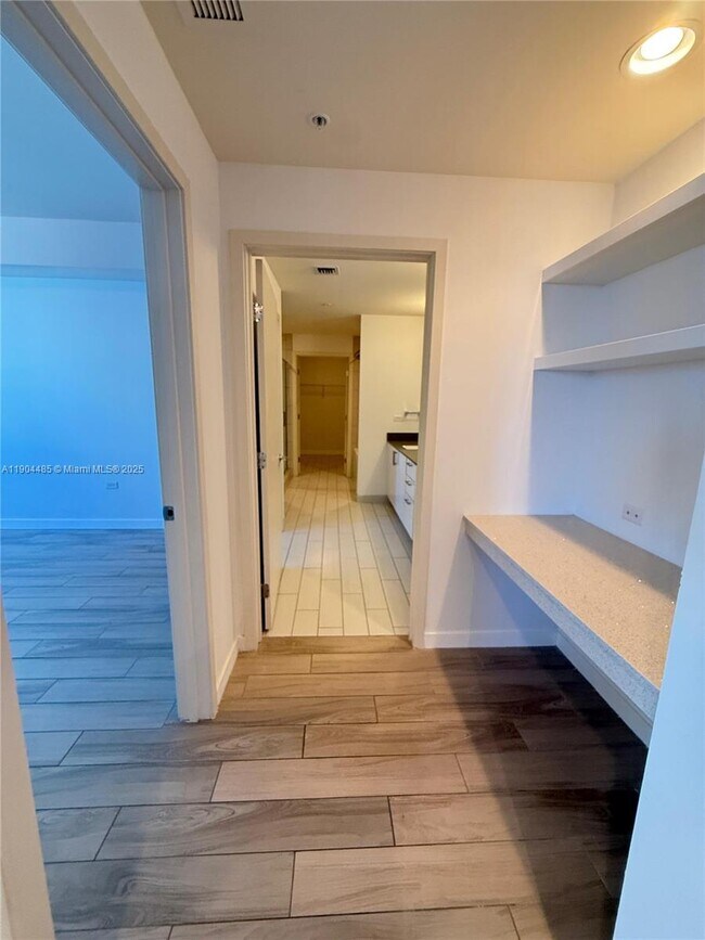 Building Photo - 999 SW 1st Ave