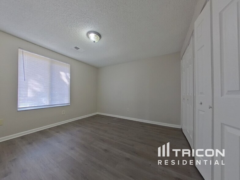 Building Photo - 201 Raintree Dr