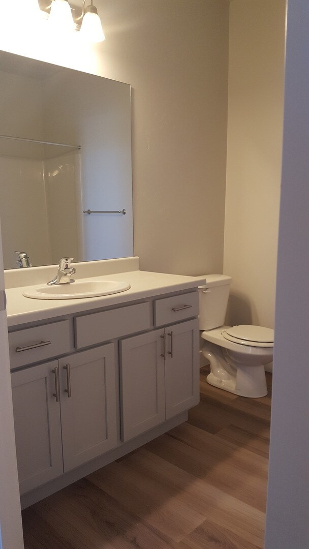 Building Photo - Beautiful 3 Bd, 2 Ba Condo with Garage Parking