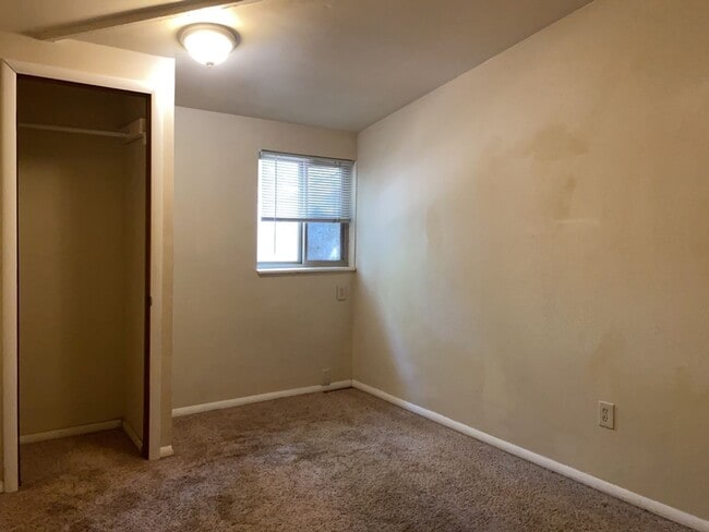 Building Photo - STUDENTS WELCOME! Sprawling Ranch Home w/ Large Fenced Yard