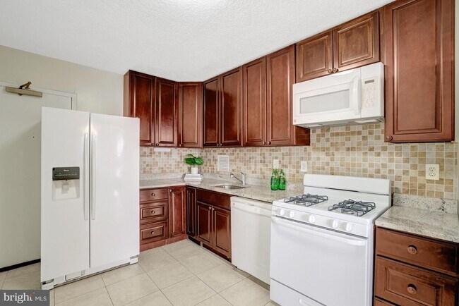 Building Photo - 3705 S George Mason Dr