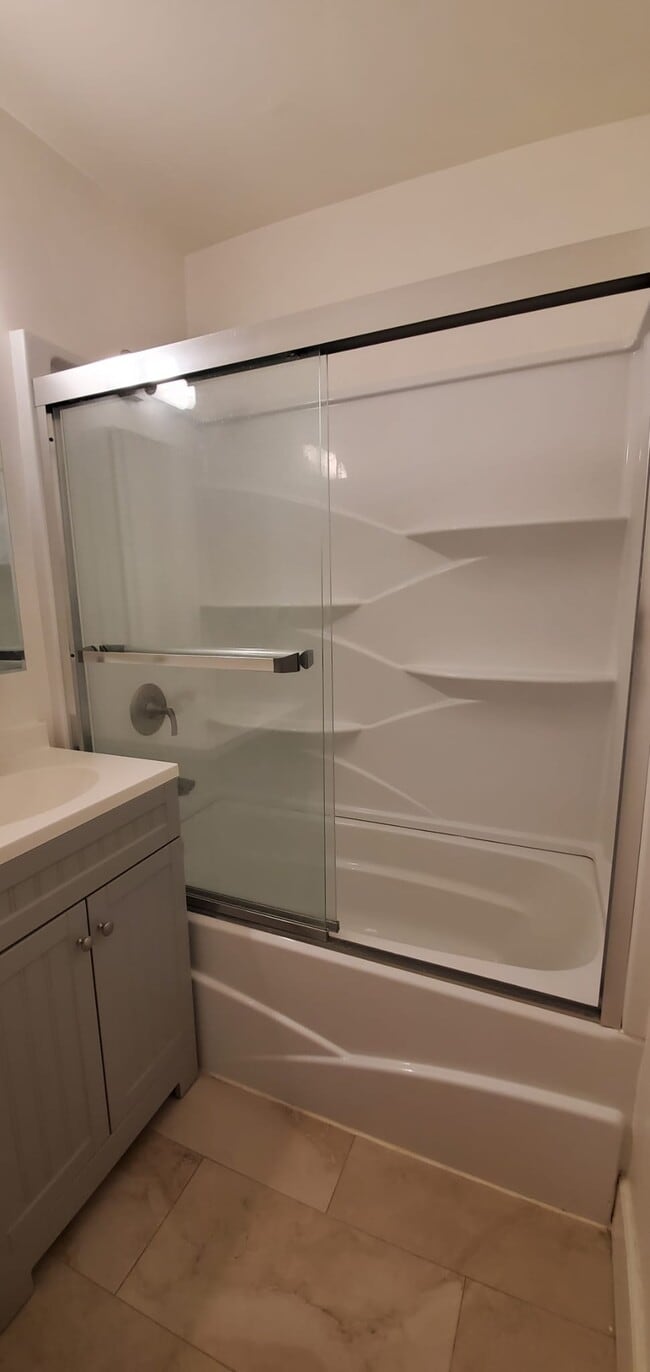 Remodeled bathroom - 2711 S Redondo Blvd