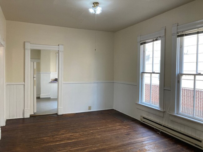 Building Photo - Historic Campus House ~ 3 bedroom, 1 bath ...