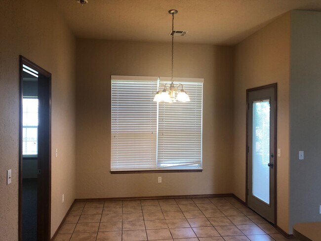 Building Photo - 3604 Kensington Dr