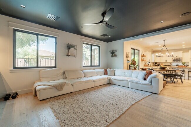 Building Photo - 3852 E Comstock Dr