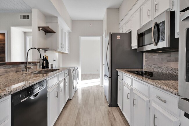 Building Photo - Charming 2 Bedroom Condominum