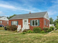 Building Photo - Adorable 2 Bedroom Single Family Home