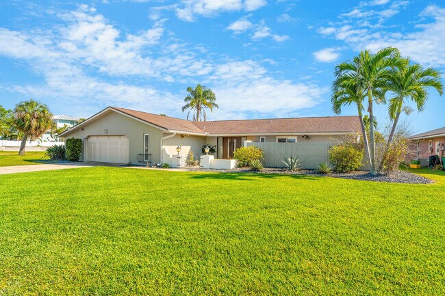 Building Photo - 12 Fairway Dr