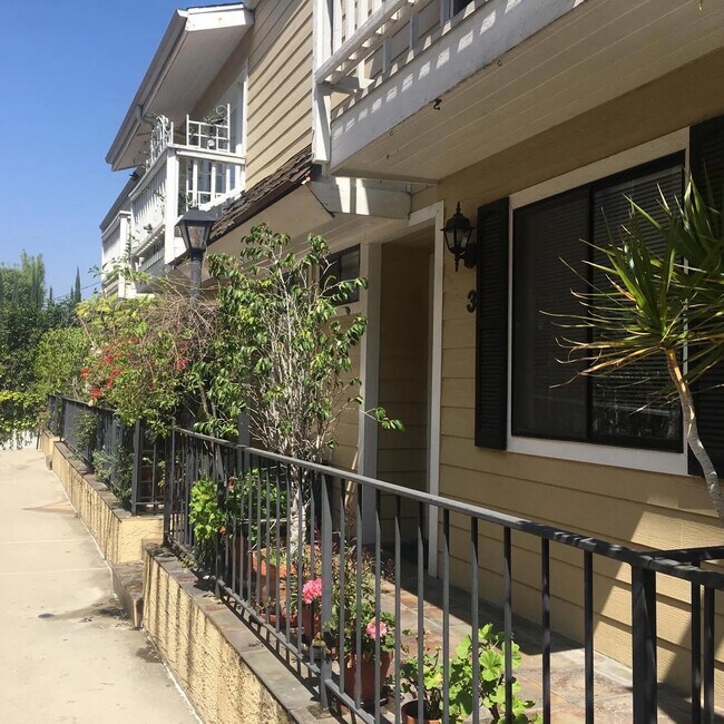 Small 6 Unit Complex (everyone is an owner) - 11473 Moorpark St