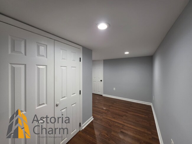 Building Photo - Fully Renovated 3 Bed 3 Bath End Unit Rowhome with Den, Ensuite and Finished Basement