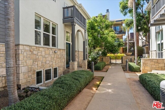 Building Photo - 6010 S Celedon Creek