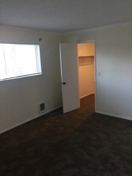 bedroom 1 - 2816 Garden Ct