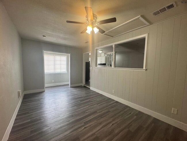 Building Photo - 204 W Garden Dr
