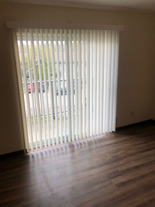 Building Photo - Updated 2 Bedroom Units with w/d hookup in...