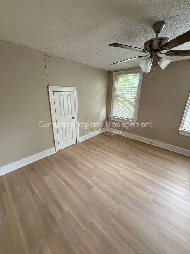 Building Photo - 616 W Poplar St