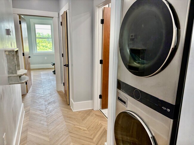 Building Photo - 5616 Phillips Ave