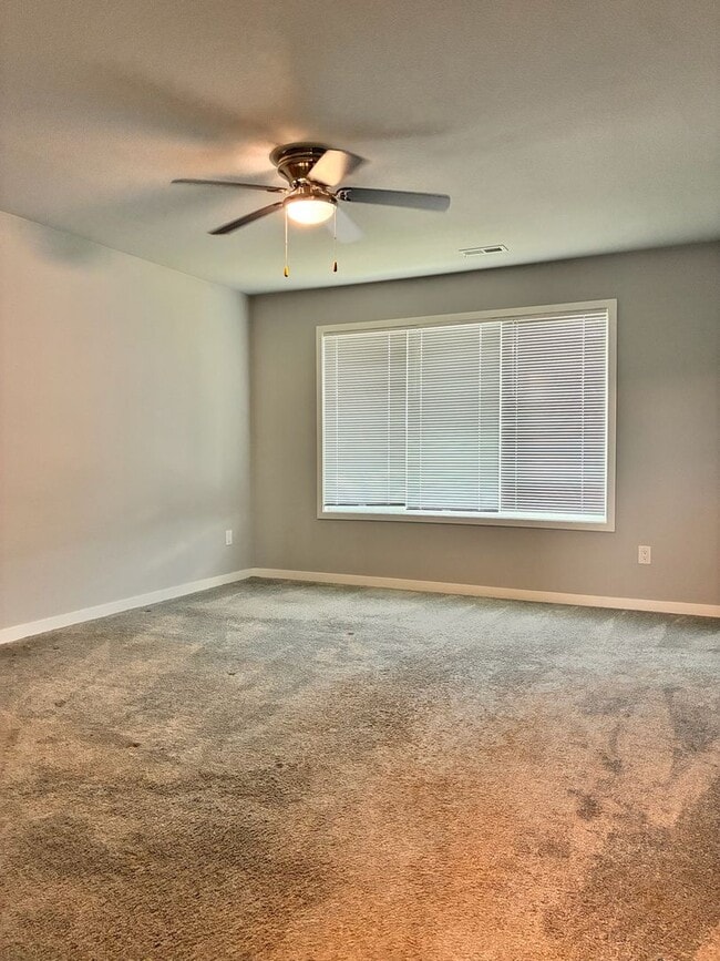 Building Photo - Spacious 3BR 2.5ba house in Urbandale, available NOW!