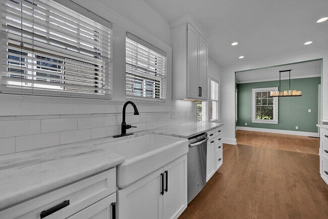 Building Photo - 876 Courtenay Dr NE