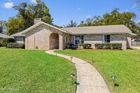 Building Photo - 3 BD 2 BA Home in the Bayou View School Di...