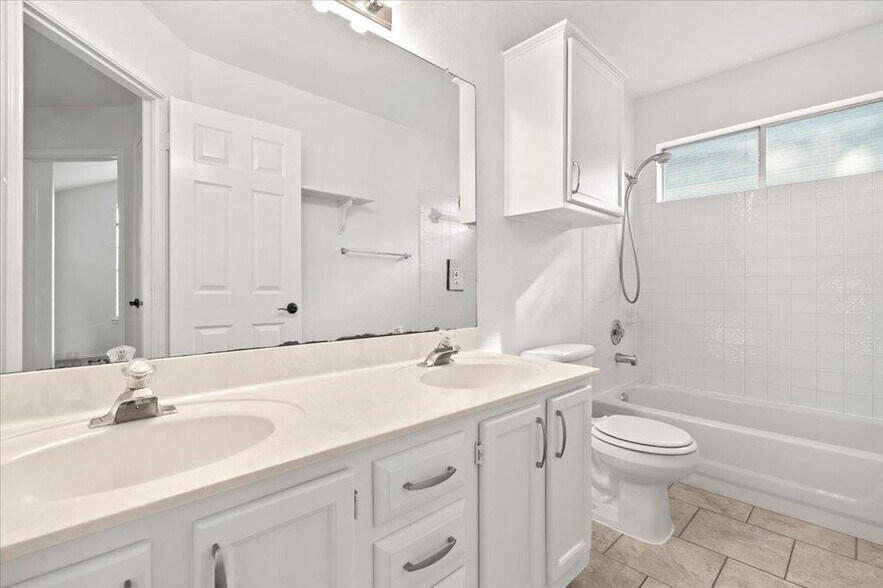 Building Photo - 15423 Quinley Dr