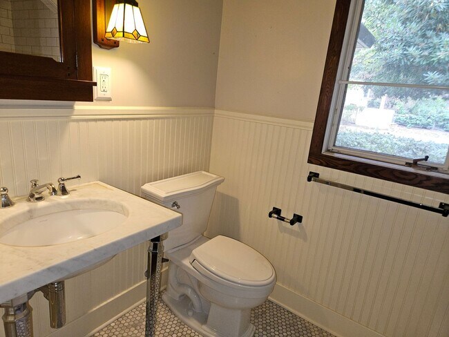 Building Photo - Stunning 5 Bed 3 Bath Naglee Park Home Wit...