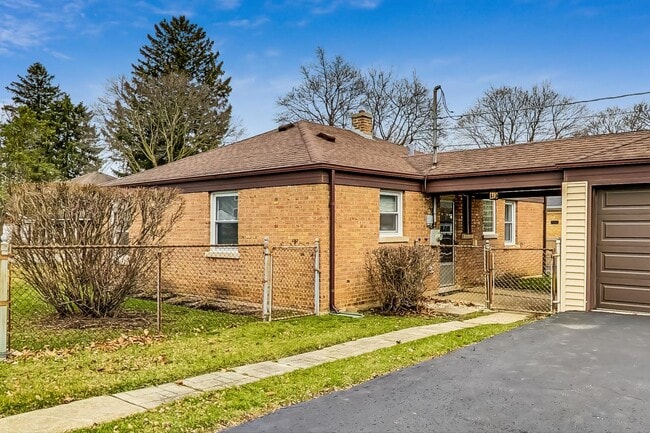 Building Photo - 733 E Rockland Rd
