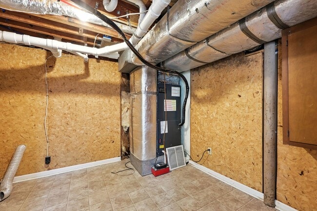 Building Photo - Spacious 3 bedroom home with finished base...
