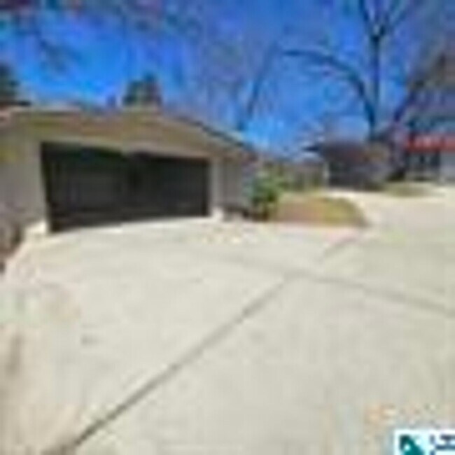 Building Photo - Charming 4 Bedroom, 1 Bathroom house