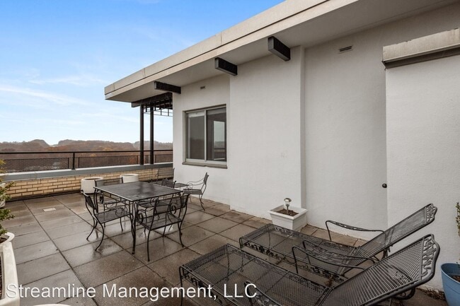 Building Photo - 3 br, 2.5 bath House - 10401 Grosvenor Pl ...