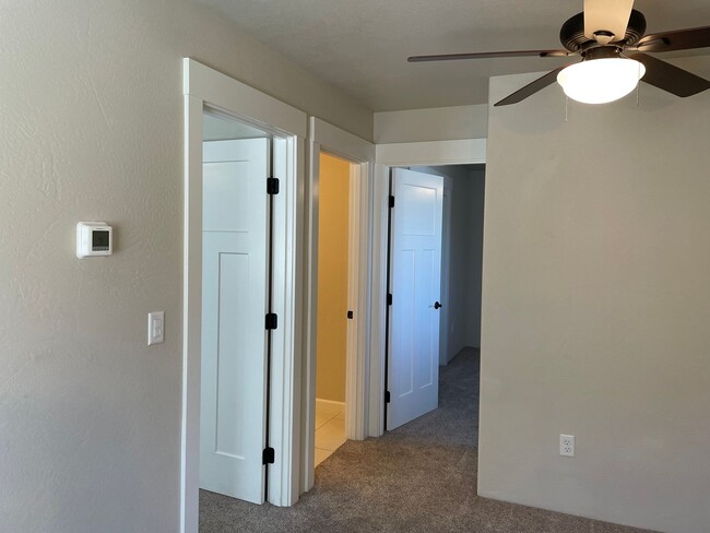 Building Photo - Beautiful Two Story 3 Bedroom 2.5 Bath Tow...