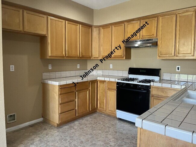 Building Photo - Large Pet Friendly Home!