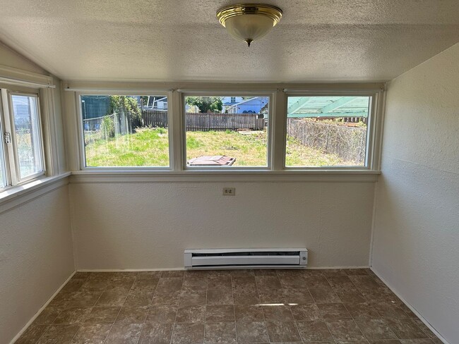 Building Photo - Adorable 2-bedroom 1 bath home