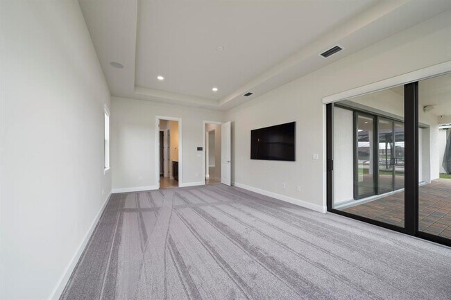 Building Photo - 818 SE Courances Dr