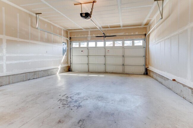 Building Photo - MOVE IN SPECIAL!  $1000 OFF!  Beautiful Single Family Home!  Close to Downtown Hillsboro!