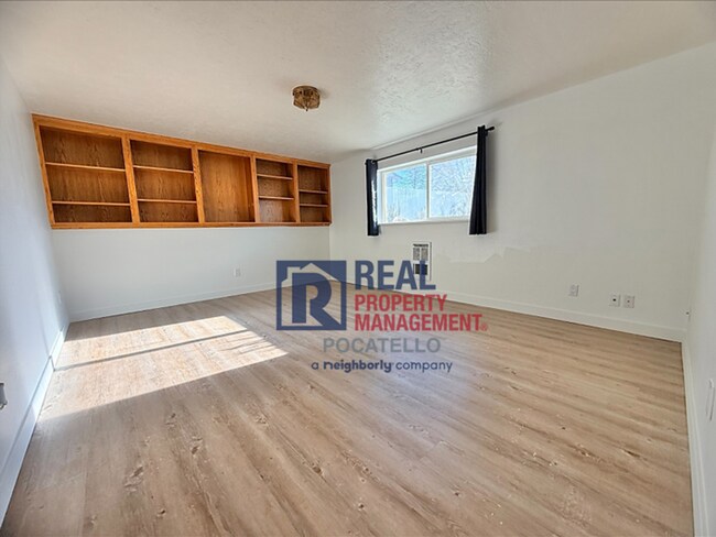 Building Photo - 4 bed 3 bath house - 2 car garage - RV parking