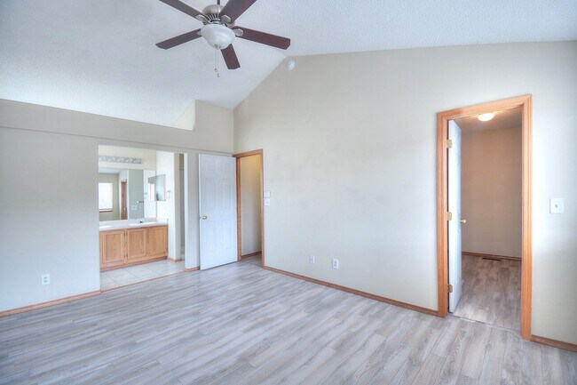 Building Photo - 2540 Lyncrest Dr
