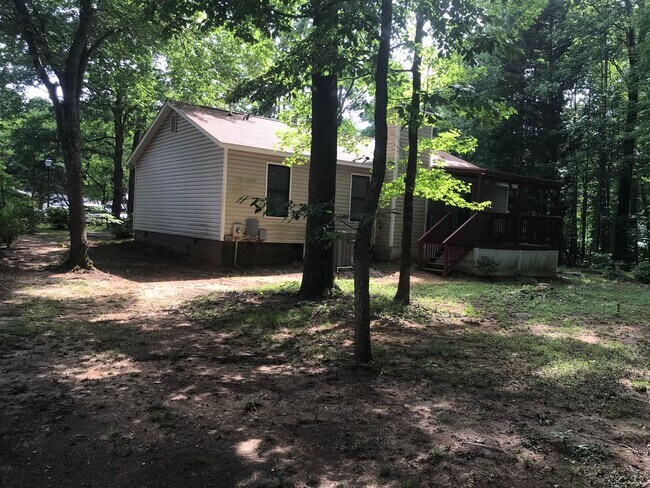 Building Photo - Nice Updated 3 bedrom 2 Bath Home in Becke...