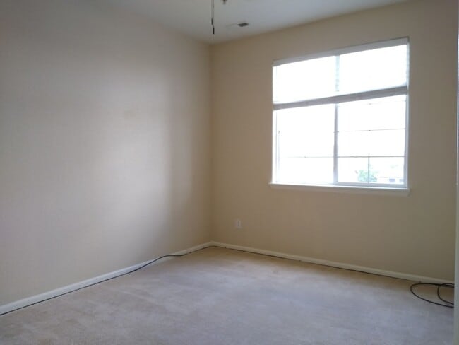 Building Photo - Super Fly 1 Bedroom with Large Study, 1 1/...