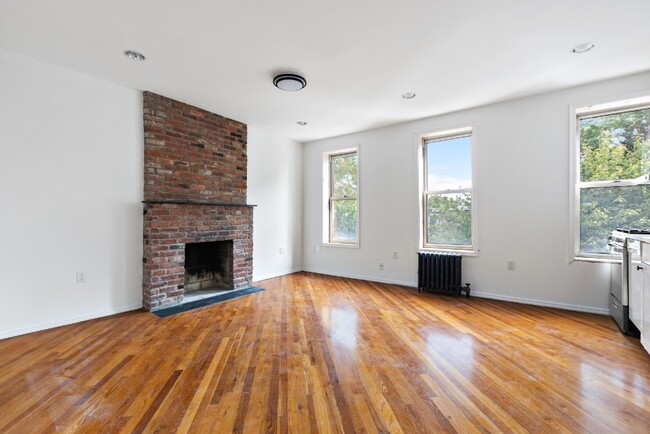 Building Photo - LARGE 2 BEDROOM WASHER DRYER EXPOSED BRICK