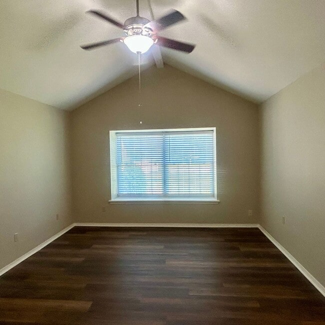 Building Photo - Enjoy Coming Home To This Beautiful and Well Maintained Home Close To Shopping, Restaurants & More!
