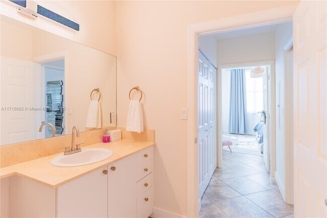 Building Photo - 802 W Windward Way