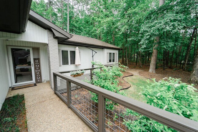 Building Photo - Charming 4 bedroom, 3 bathroom with lots of outdoor living space.